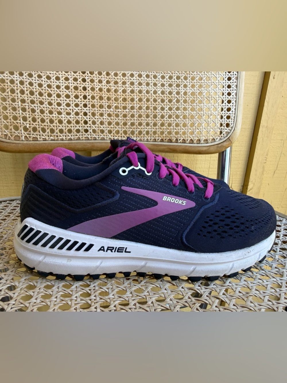 Brooks Ariel 20 Women’s Size 6 Wide Navy Pink Running Walking Stability Shoes